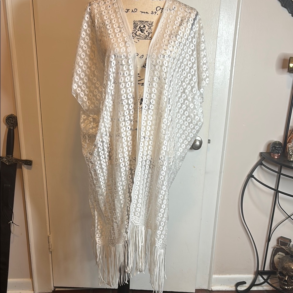 Fashly’s Boutique White Lace Wrap